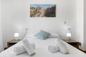 3 chambres, fer et planche à repasser, Wi-Fi, draps fournis
