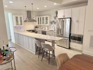 Fridge, microwave, oven, stovetop - Essence of DC! Large family 4 bed 4 bath PKG x 2 (Washington)