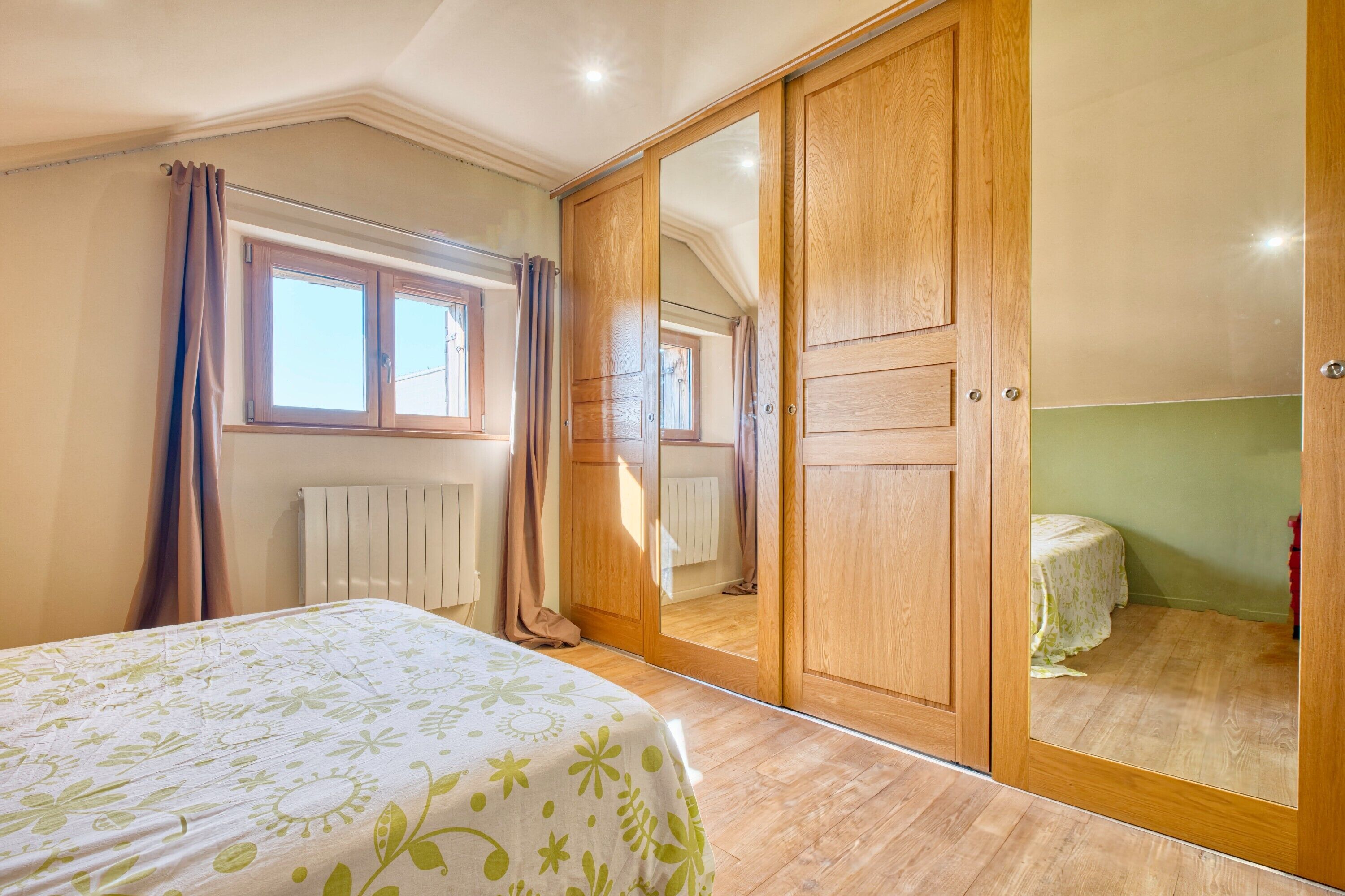 4 室のベッドルーム、WiFi、ベッドシーツ