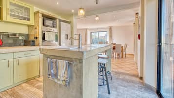 冷蔵庫、電子レンジ、オーブン、コンロ