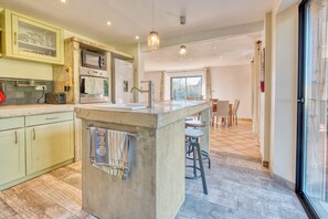 Fridge, microwave, oven, stovetop - The Former Brantôme Drying Shed – Authentic Charm and Comfort in the Heart of Périgord (Brantôme en Périgord)