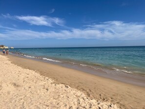 بالقرب من الشاطئ