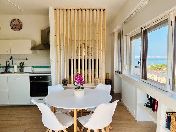 Dining - Apartment 'Sunset' with Sea View, Wi-Fi and Air Conditioning (Alvor)