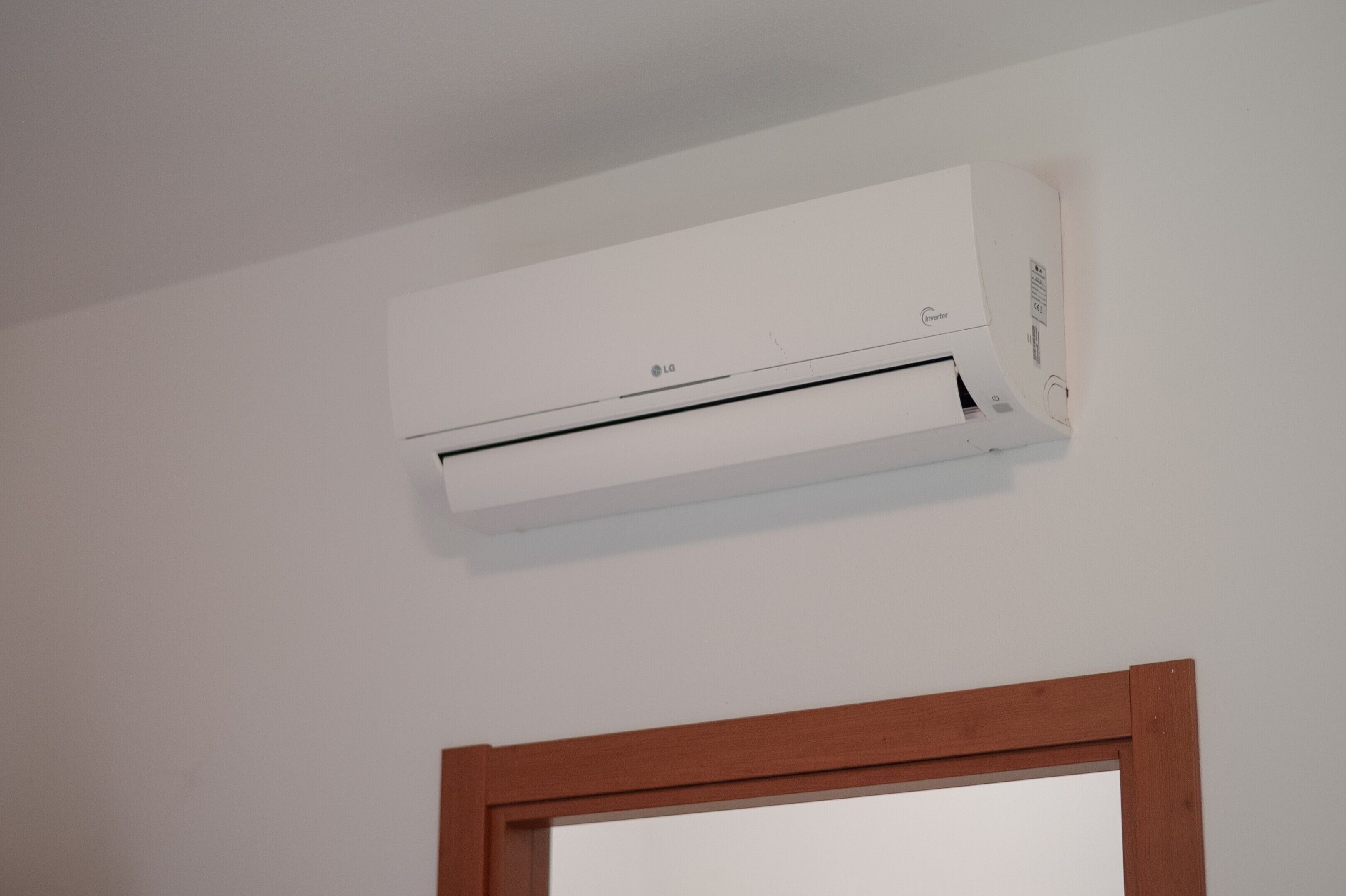 Un climatiseur fixé au mur.