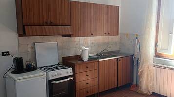 Kühlschrank, Ofen, Herdplatte, Wasserkocher mit Kaffee-/Teezubehör