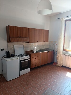 Kühlschrank, Ofen, Herdplatte, Wasserkocher mit Kaffee-/Teezubehör