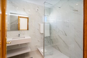 Dusche, Haartrockner, Handtücher