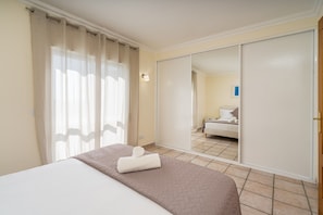 2 chambres, fer et planche à repasser, Wi-Fi, draps fournis