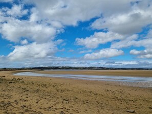 A wide sandy beach with a clear sky and scattered clouds. - Bemposta Apartment – Tranquility Between Portimão and Alvor (Portimão)