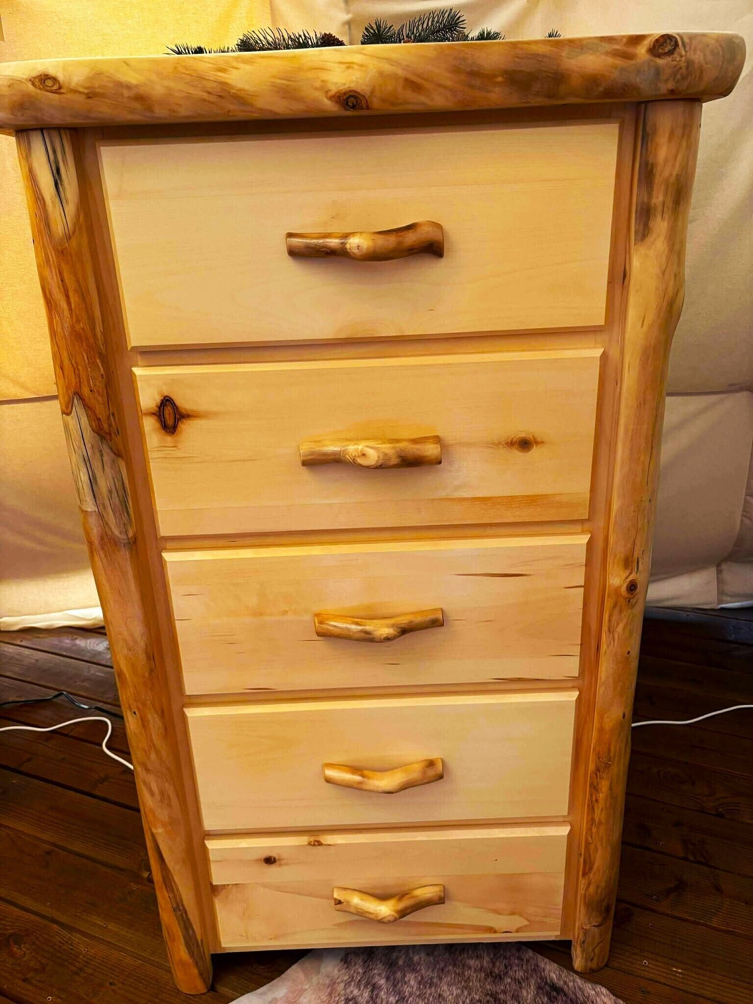 Een houten dressoir met vijf lades en een bovenste plank.