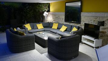 Een televisie en boeken