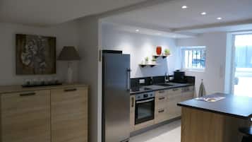 Een koelkast, een magnetron, een oven, een kookplaat