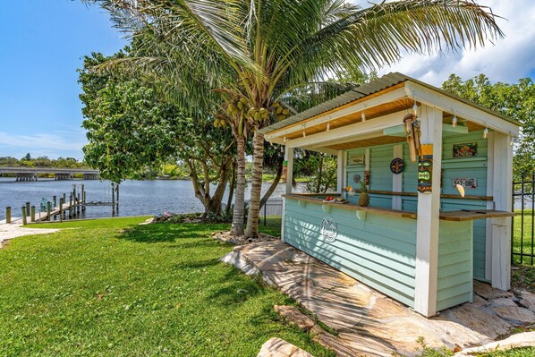 Property grounds - Mango Shores: Trendy Riverfront House w/Game Room, Speakeasy & Pool! (Melbourne)