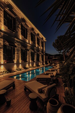 Seasonal outdoor pool - Lecole Hotel By Cityloft (Foca)