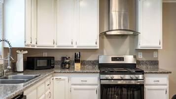 Frigorifero, microonde, forno, piano cottura