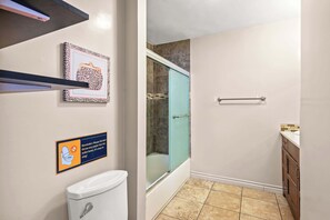 Douche, séchoir à cheveux, serviettes fournies