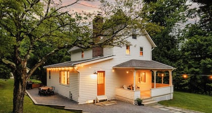 Roebling House • 1850s Cabin • Hot Tub • Fire Pit