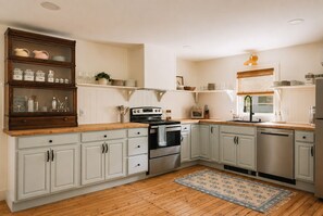 Coffee/tea maker, fridge, microwave, oven - Roebling House • 1850s Cabin • Hot Tub • Fire Pit (Barryville)