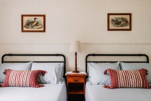 4 bedrooms, desk, WiFi (free), bed sheets