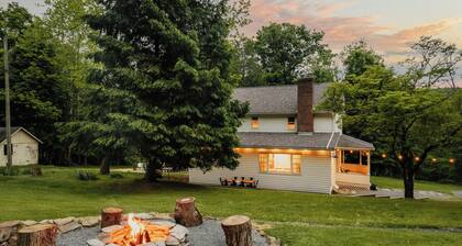 Roebling House • 1850s Cabin • Hot Tub • Fire Pit