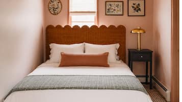 4 bedrooms, desk, WiFi (free), bed sheets