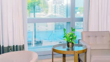 Brankas, meja kerja, ruang kerja ramah laptop, dan tirai kedap cahaya