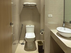 Premier Room, Pool View | Bathroom | Shower, free toiletries, bidet, towels