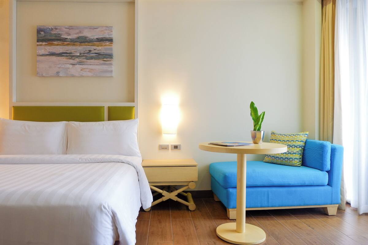 Premier Room, Golf View | In-room safe, desk, laptop workspace, blackout drapes