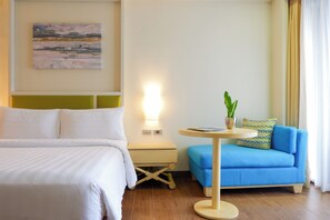 Premier Room, Golf View | In-room safe, desk, laptop workspace, blackout drapes