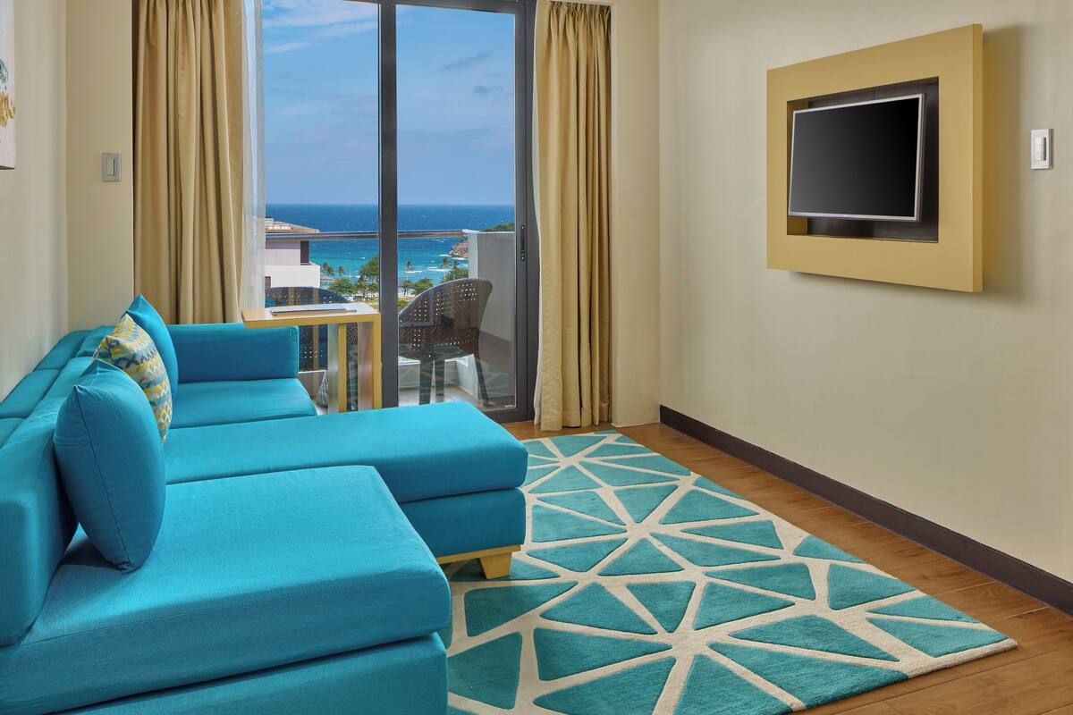Executive Room | In-room safe, desk, laptop workspace, blackout drapes