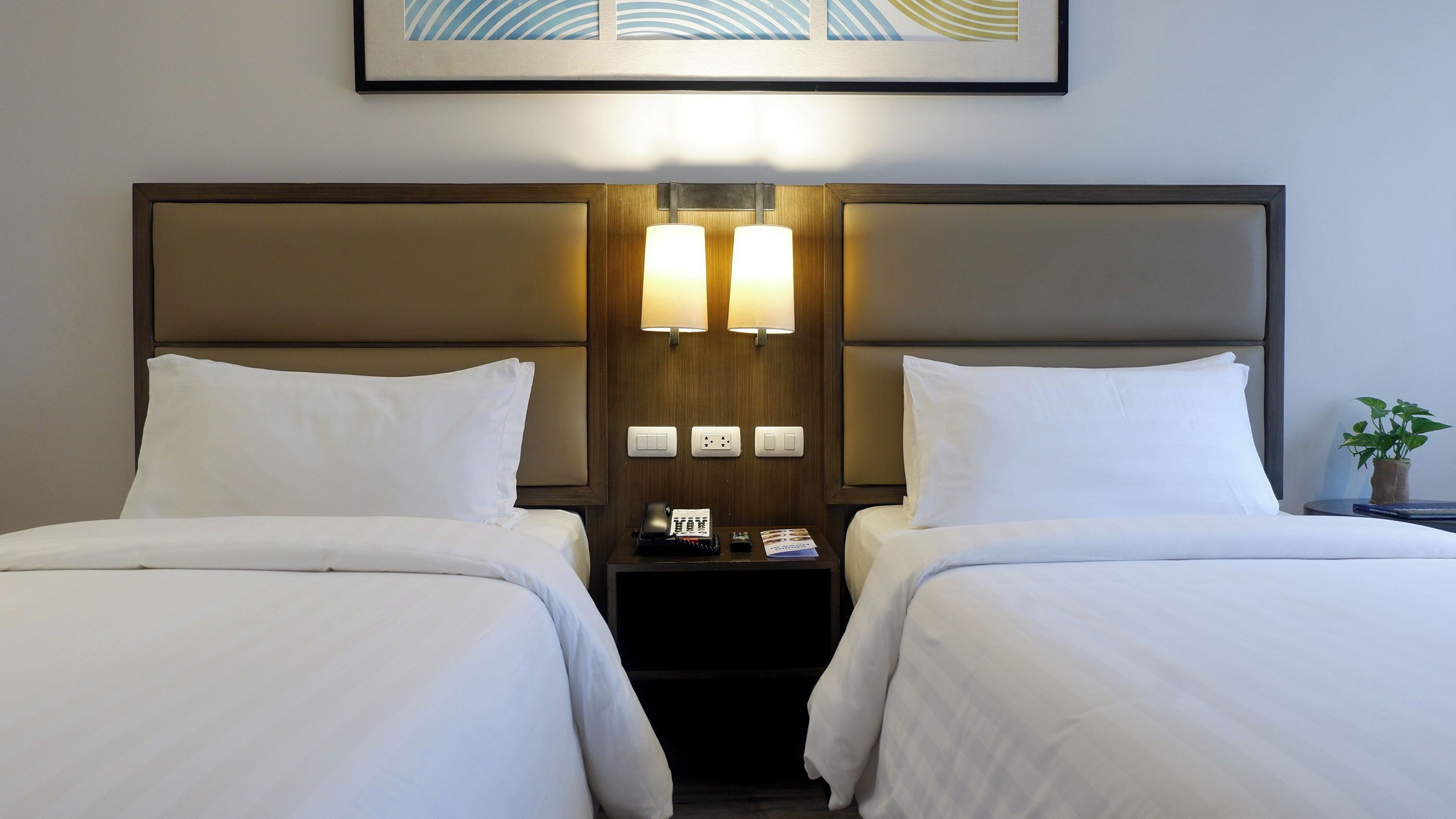 Kamar Deluks, 2 Tempat Tidur Twin, pemandangan kebun | Brankas, meja kerja, ruang kerja ramah laptop, dan tirai kedap cahaya