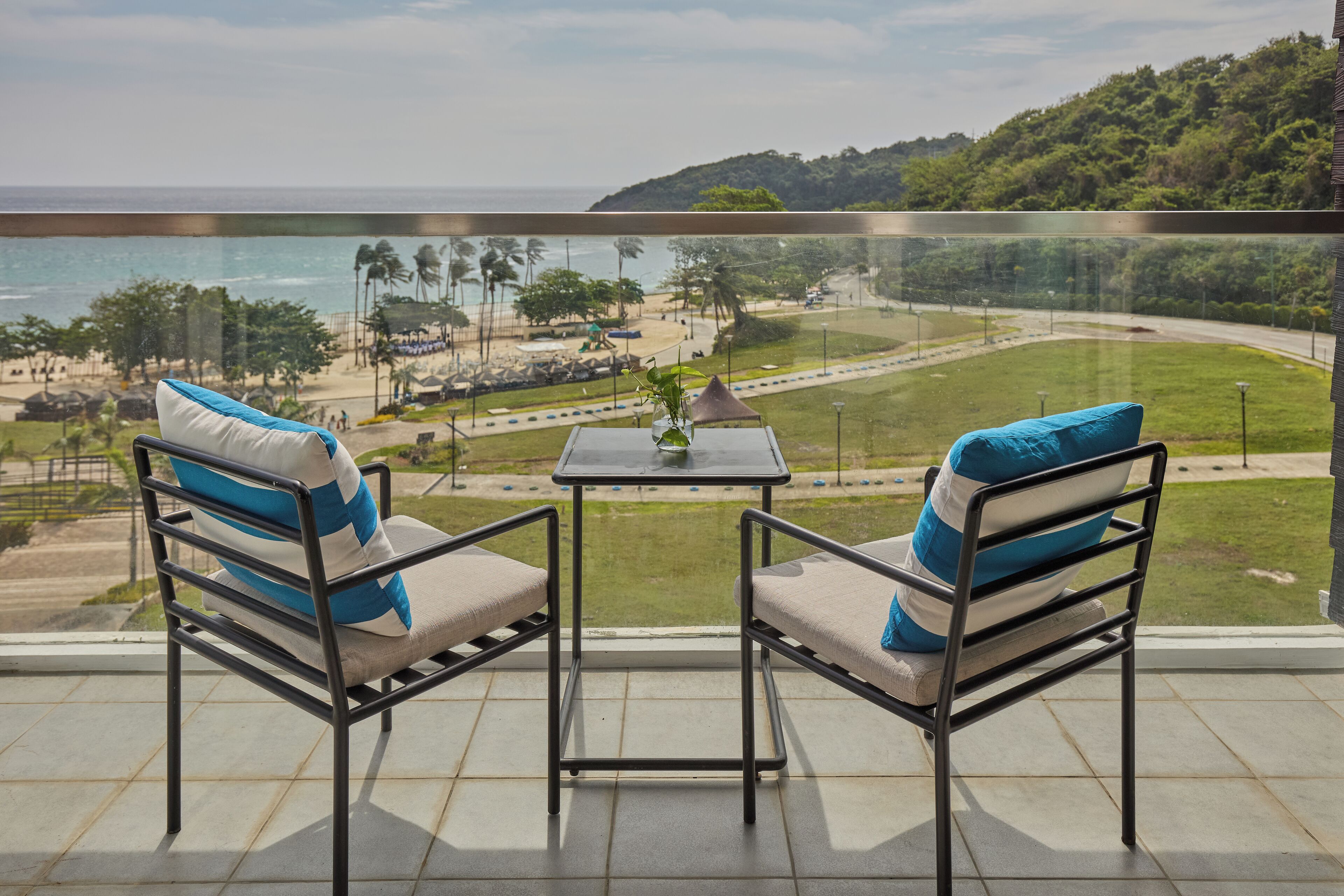 Kamar Premier, 1 Tempat Tidur Queen, pemandangan laut | Brankas, meja kerja, ruang kerja ramah laptop, dan tirai kedap cahaya