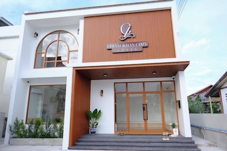 Front of property. Chiangkhan Cozy Hotel
