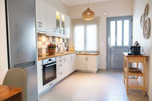 Oven, cookware/dishes/utensils