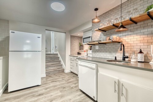 Uptown 2 bedroom flat near Train Depot