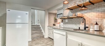 Uptown 2 bedroom flat near Train Depot