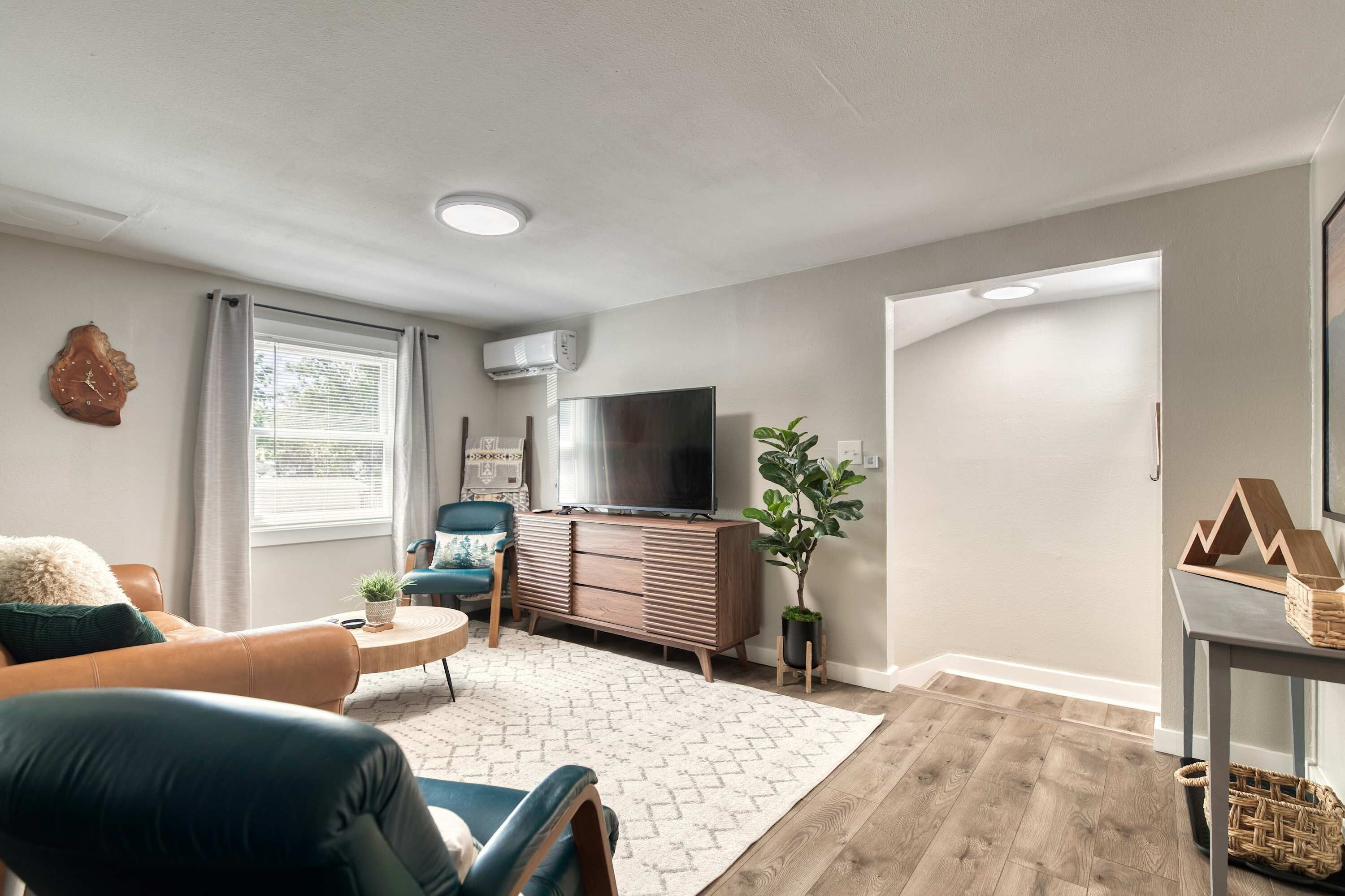 Una televisión, una oficina