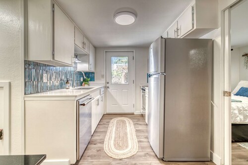 Uptown 2 bedroom flat near Train Depot