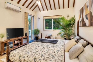 Desk, laptop workspace, free WiFi, bed sheets - AquaVista  Assagao Residency (Assagao)