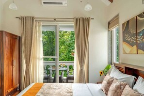 Escritorio, espacio para trabajar con laptop y wifi gratis