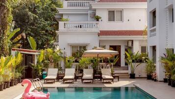 2 outdoor pools