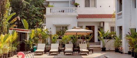 2 hồ bơi ngoài trời