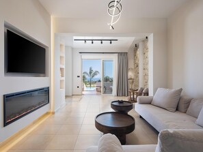 Sviitti, 2 makuuhuonetta, yksityinen uima-allas, merinäköala | Oleskelualue | 55–tuumainen äly-TV, jossa satelliittikanavat