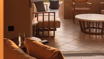 Suite, 2 Schlafzimmer, eigener Pool, Meerblick | Wohnbereich | 55-Zoll-Smart-TV mit Satellitenempfang, Kamin