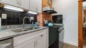 Fridge, oven, stovetop, dishwasher
