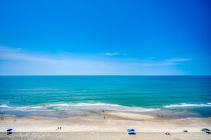 On the beach - Oceanfront Modern Home w Lazy River and Pools (North Myrtle Beach)