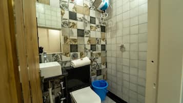 Deluxe Room | Bathroom | Shower, towels, soap