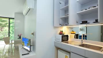 Design Villa, 4 Bedrooms, Private Pool, Garden View | Private kitchenette | Electric kettle