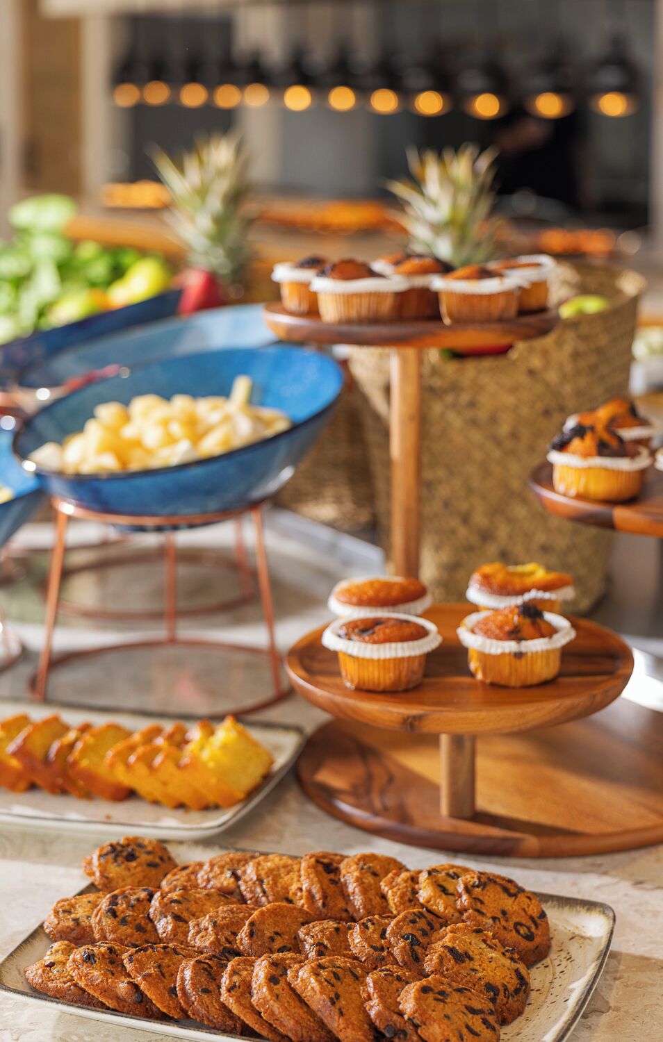 Un bufé con diversas opciones de repostería, como muffins y galletas.