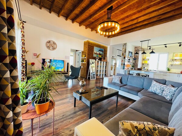 Smart TV, fireplace